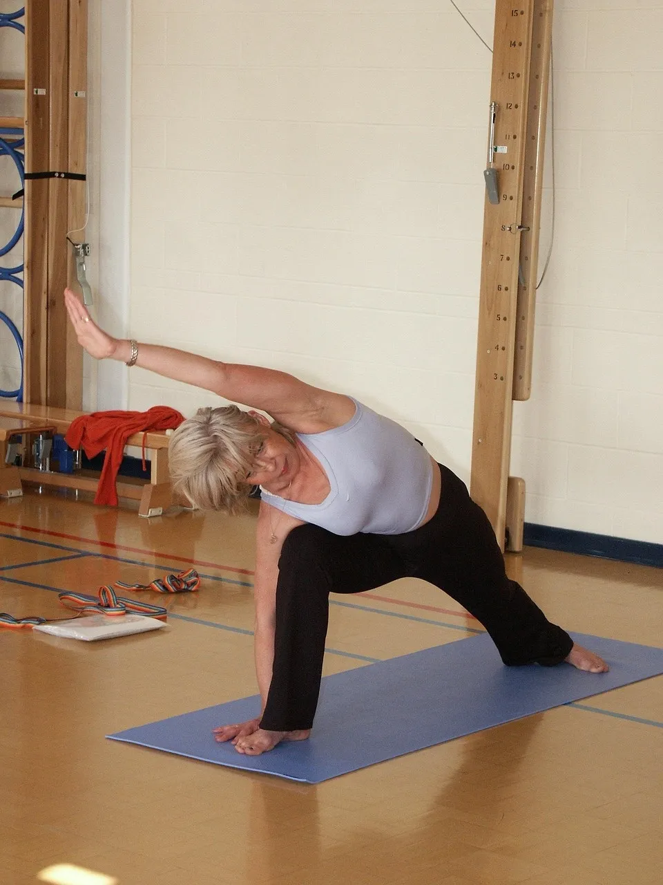 Yoga-Bewegung in einem hellen Raum