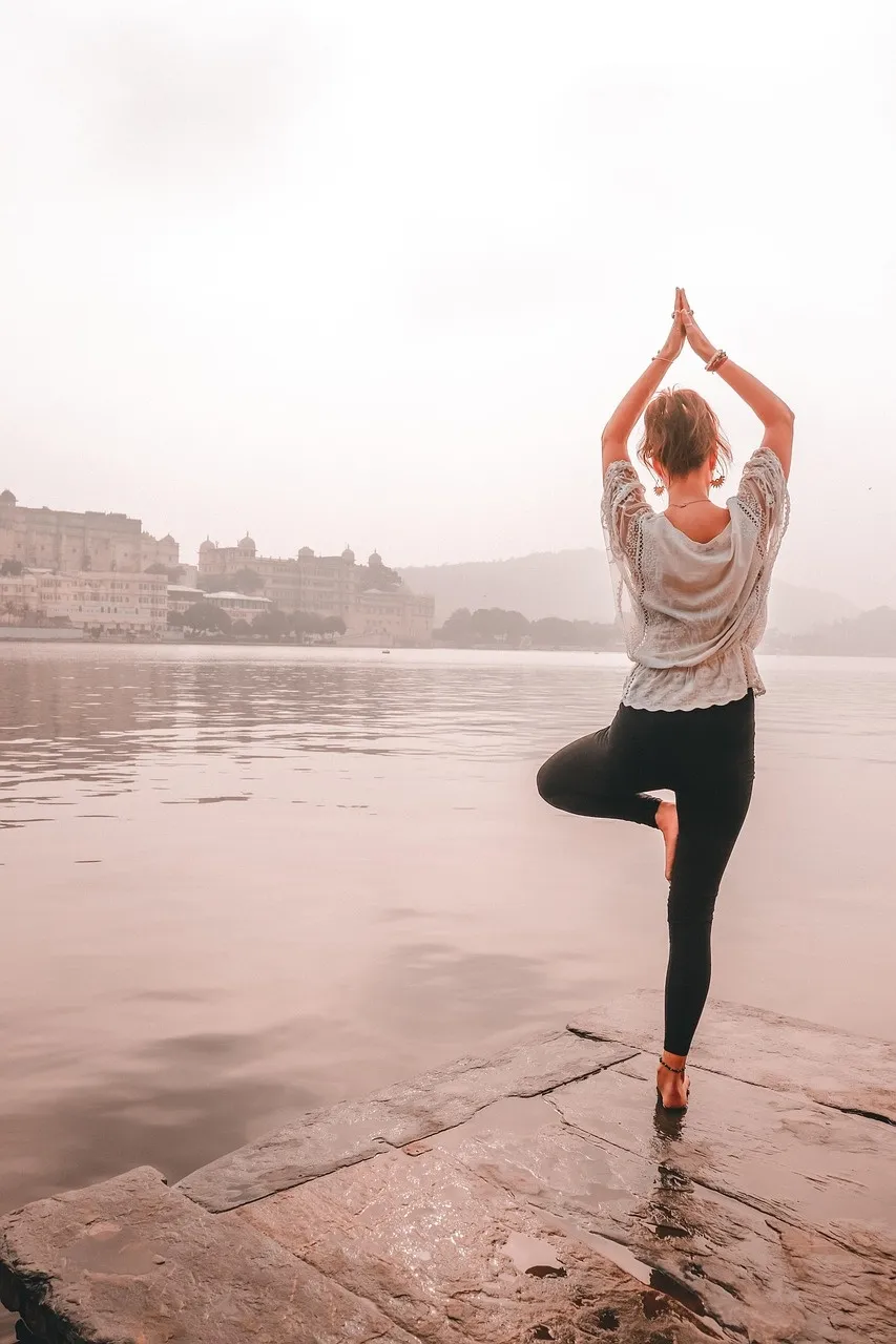 Yoga-Raum mit natürlicher Atmosphäre