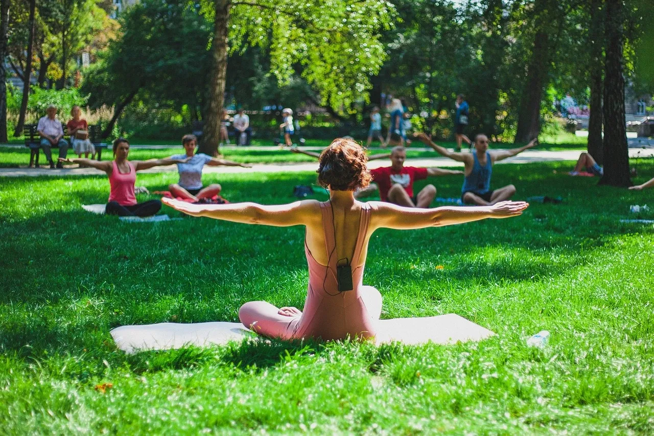 Yoga-Gruppe in einer natürlichen Umgebung